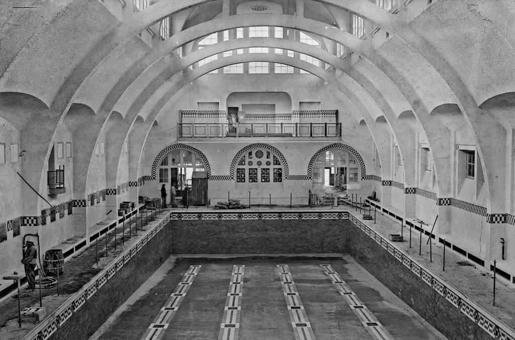 🏊‍♀️ Inaugurée en 1924, l’année des Jeux olympiques de Paris, la piscine de la Butte-aux-Cailles est remarquable par son mode d’alimentation en eau, son architecture et ses nombreuses innovations techniques. A lire sur le blog Gallica ! 
gallica.bnf.fr/blog/12122024/…