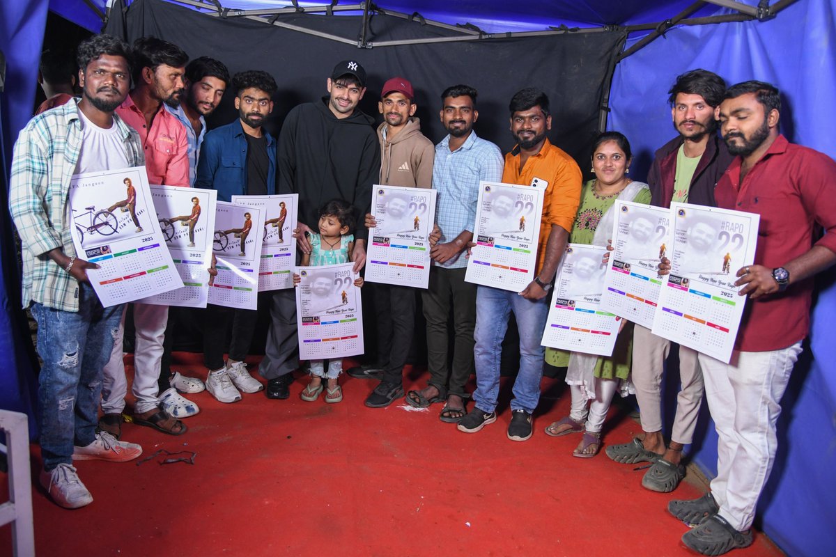 RfaJANGAON's tweet photo. #RAPO fanatics continue to flock to the sets of #RAPO22❤️‍🔥

Fan-customised 2025 calendars unveiled by @ramsayz reflecting the love shown by his dearest fans 🗓❤️

#RaPoFansCalendarLaunch2025 #RAmPOthineni
~ Team #RFAJANGAON❣️ https://t.co/aL8VPKdVhG