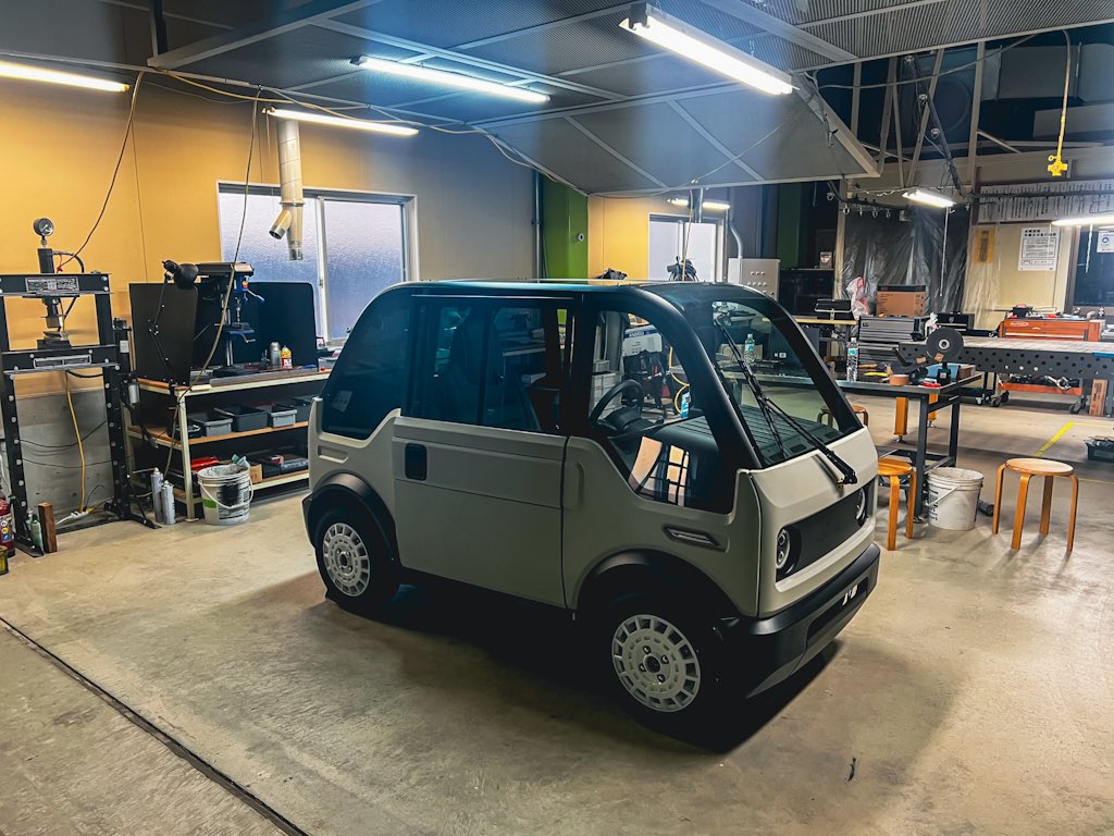 yzan_travel's tweet photo. 完成したmibotのT1車両。まぁ見た目はほぼ変わらないので珍しさはないと思うんだけど、T0車両で、この1年でやってきた実験評価を全て織り込んで作ってる車両です。これで性能に関する最終確認をして、12/31で仕様発表となります。お楽しみに…！ https://t.co/Z8YIwUiyP4