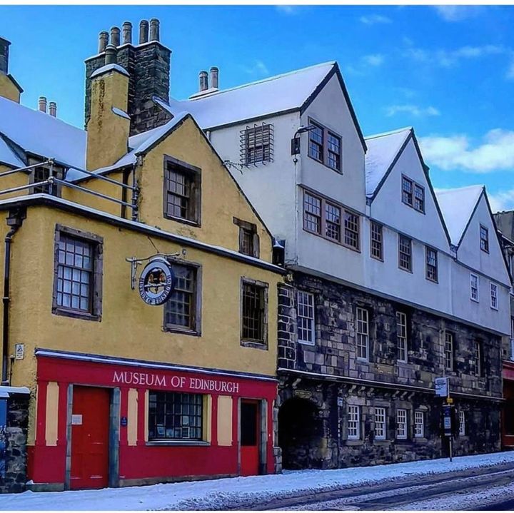 #advent day 20 and today our bright and zesty Museum of Edinburgh is juxtaposed against the white stuff! A marriage made in picturesque heaven! Captured by edwin_Edinburgh over on IG.  #snow #Edinburgh #festive #Christmas #photographylovers #Scotland
