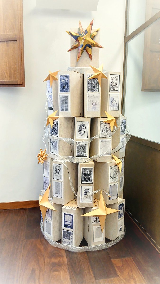 analorenaGH's tweet photo. - ¿Y qué hacéis los auxiliares de archivo📜📜?
- Pues en otros sitios no sé, pero en 🏛Chancillería entre otras cosas maquinamos🤯💡ideas como esta 🎄✨️
¡¡Feliz Navidad,  felices fiestas y/o felices vacaciones!! 🍾🥂💃 https://t.co/0vBRLMAsmz