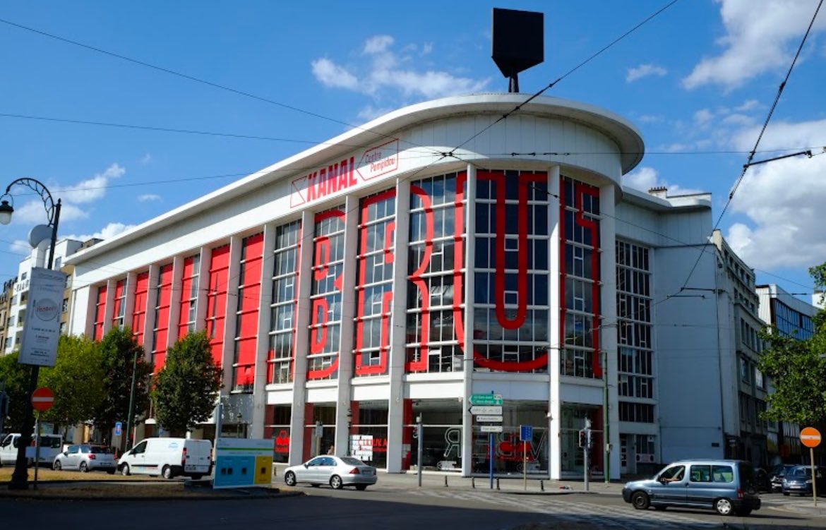 Le_Bux's tweet image. On a beaucoup parlé des dépassements budgétaires de la gare de Mons mais Bruxelles aussi a son « éléphant blanc » : le Musée Kanal, un futur espace de 42000 m2 dédié à l’art contemporain. Coût prévu : 400 millions d’euros. 
Problème: la Région est quasi en faillite 
Un thread 🧵