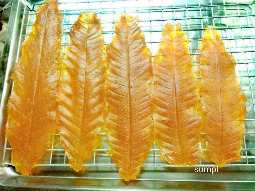 Tony_Buoi_Sang's tweet photo. Cách mở xưởng sản xuất

cách tui làm đơn giản như thế này: đầu tiên là bán mặt hàng mình muốn sản xuất đó trước. Khi có mối lớn, ổn định thì mở ra cung cấp. Ví dụ cô tui làm trứng gà, ban đầu là cái vựa trứng thu mua từ người nuôi vịt và nuôi gà ở trong vùng. Trứng gì dơ hầy, còn cả lông phân. Người ta yêu cầu trứng phải sạch sẽ mới mua, xong bả đầu tư cái máy sục rửa ô zon và sấy trứng, rồi gắn thương hiệu bả lên (Bảy Hồng) rồi bỏ mối vô hết các siêu thị. 1 ngày các siêu thị cần tới 100,000 quả trứng thì bả phải lắp 5-6 cái máy sục rửa, cái nhà phía sau chứa không nổi nữa thì bả vô khu công nghiệp. Thành cái nhà máy. Bả nói tao chưa nghĩ trước đây, thế nó buộc phải vậy. 

Ví dụ, chị @PhcLTh2216, muốn mở xưởng sản xuất bánh tráng xoài (xoài xay mịn đổ vào khuôn, phơi khô thành dạng bánh tráng), đầu tiên chị phải bán bánh này trước. Chị có thể làm thủ công tại nhà, ví dụ 1 nồi xoài với vài ký bánh. Người ta mua nhiều, ví dụ mấy trăm ký 1 ngày, nhu cầu lớn, cái nồi nhỏ xíu kia làm không nổi, phải nâng thành cái nồi công nghiệp. Tay khuấy không nổi thì dùng máy khuấy trộn. Phơi nắng sợ ruồi kiến và đợi mặt trời thì dùng máy sấy. Thế là từ cái chái bếp, cơi nới to dần lên thành cái xưởng, sau thành cái nhà máy. 

Ai cũng đi từ con đường vậy, chứ không phải nhà nước đưa tiền cho người dân mở nhà máy, chưa có nước nào trên thế giới làm được chuyện đó. Cũng chưa có nhà đầu tư nào khùng khùng đưa tiền cho 1 đứa ngồi "ước mơ mở nhà máy trên mạng". Không có. Hoặc giả sử gia đình ba mẹ bán đất dư 1 cục tiền lớn 100 tỷ chẳng hạn, có cho mình làm thì cũng không mở được vì 1 cái máy nó chạy 1 giờ công suất 50ký bánh, mà năng lực bán yếu, 1 tháng mới bán được 100ký thì không lẽ máy chạy 2 ngày, 28 ngày còn lại nghỉ? Công nhân sẽ làm sao? Đầu óc tính toán đâu có mơ mộng tào lao vậy. 

Do vậy, muốn làm cái gì, đầu tiên phải bán trước. Bán nội địa trước, có thị trường rồi, mang đi ra quốc tế, chào bán 100 người thì may ra mới có 1 mối nhập. Chứ không có ảo tưởng ngồi đòi xuất khẩu ra thế giới mà không có bước đi nào. Tốn thời gian của mình lẫn người khác. Bây giờ, chọn 1 mặt hàng đi, rồi tập trung bán, bán nhiều tự động sẽ sản xuất. Rồi xuất khẩu.