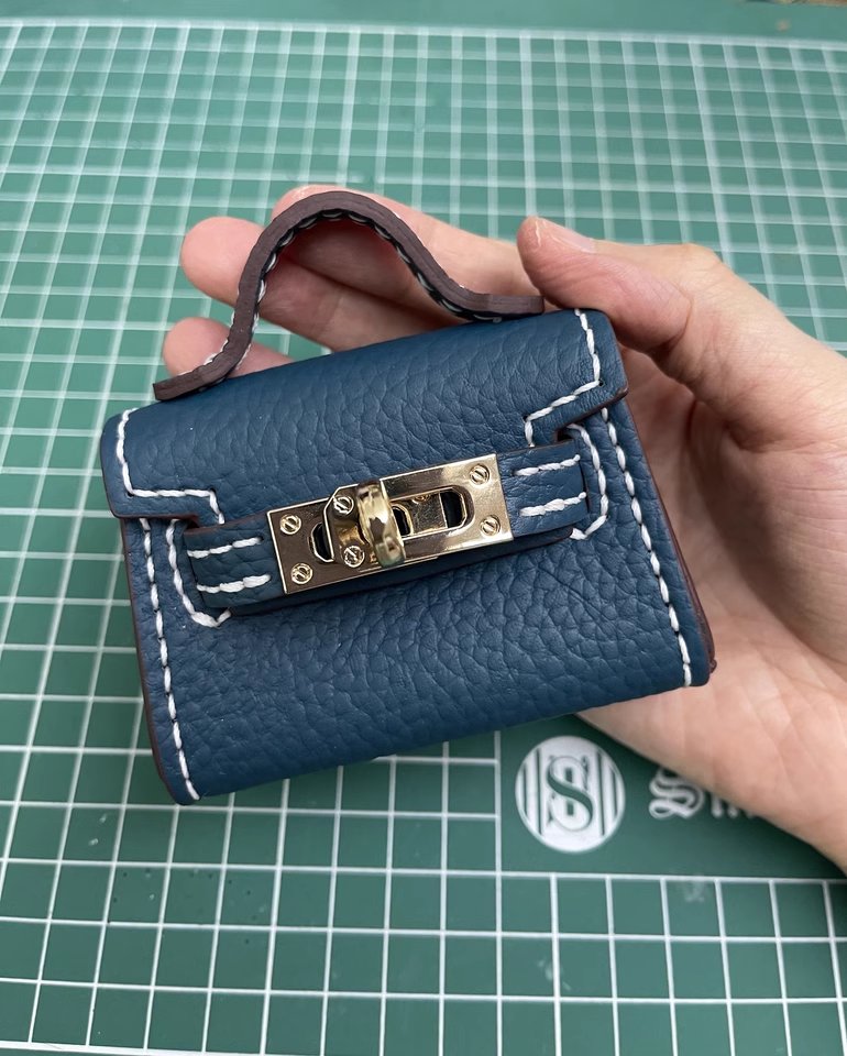 babylonleather's tweet image. 👀✨ Eyes – The Window to Your Soul, and Your Sewing Project! ✨👀

Happy stitching, and take care of those windows to the soul! 💖

Get 30% OFF ON babylonleather.com

#BabylonLeather #HandStitching #EyeCare #CraftingWithLove #SewingProject #LeatherCraft #DIY