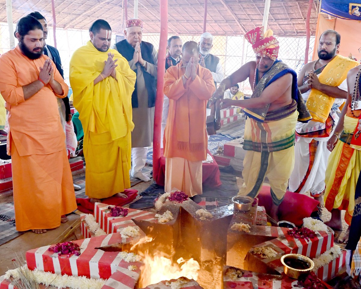 myogiadityanath's tweet photo. श्री अयोध्या धाम में आज 'अष्टोत्तरशत 108 श्रीमद्भागवत पाठ, पंच नारायण महायज्ञ' में सम्मिलित होने का सौभाग्य प्राप्त हुआ।

यह पंच नारायण महायज्ञ पर्यावरण की शुद्धि, भारत की रक्षा और सनातन धर्म के संरक्षण का आधार बने एवं इसका पुण्य समस्त भारत वासियों और सनातन धर्मावलंबियों को प्राप्त हो।

महायज्ञ के आयोजकों, यजमान गण व श्रद्धालुओं का हृदयतल से अभिनन्दन!
