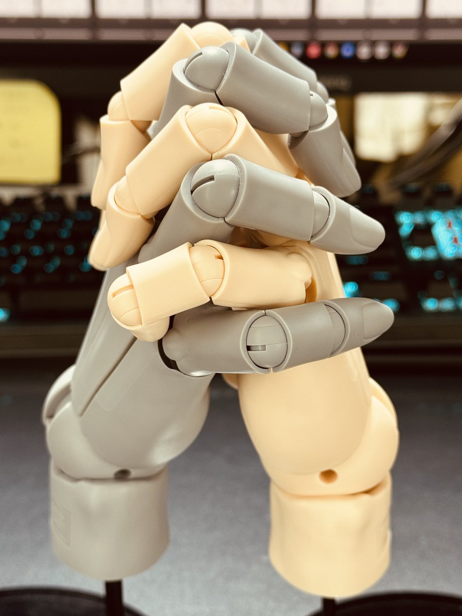 ブキヤハンドの肌色届いた!片方を色違いにして正解。今までは指に文字を入れて左右を判別してた 