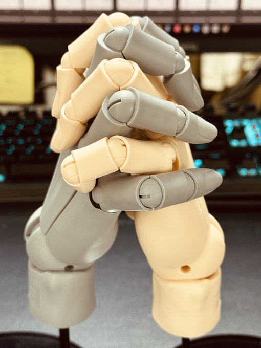 ブキヤハンドの肌色届いた!片方を色違いにして正解。今までは指に文字を入れて左右を判別してた 