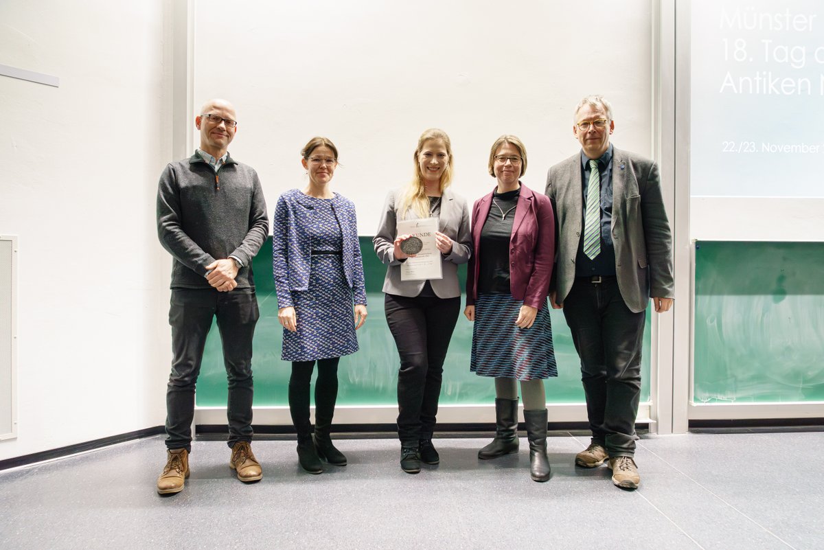 +++ Gratulation +++
Stefanie Baars erhielt für ihre Dissertation „Die  Silbermünzprägung von Kroton vom 6. bis zum 3. Jh.v. Chr.“ den Walter-Hävernick-Preis der Numismatischen Kommission: lmy.de/quyKR. Wir freuen uns mit der Alumna der BerGSAS! Foto: © Yannick Oberhaus