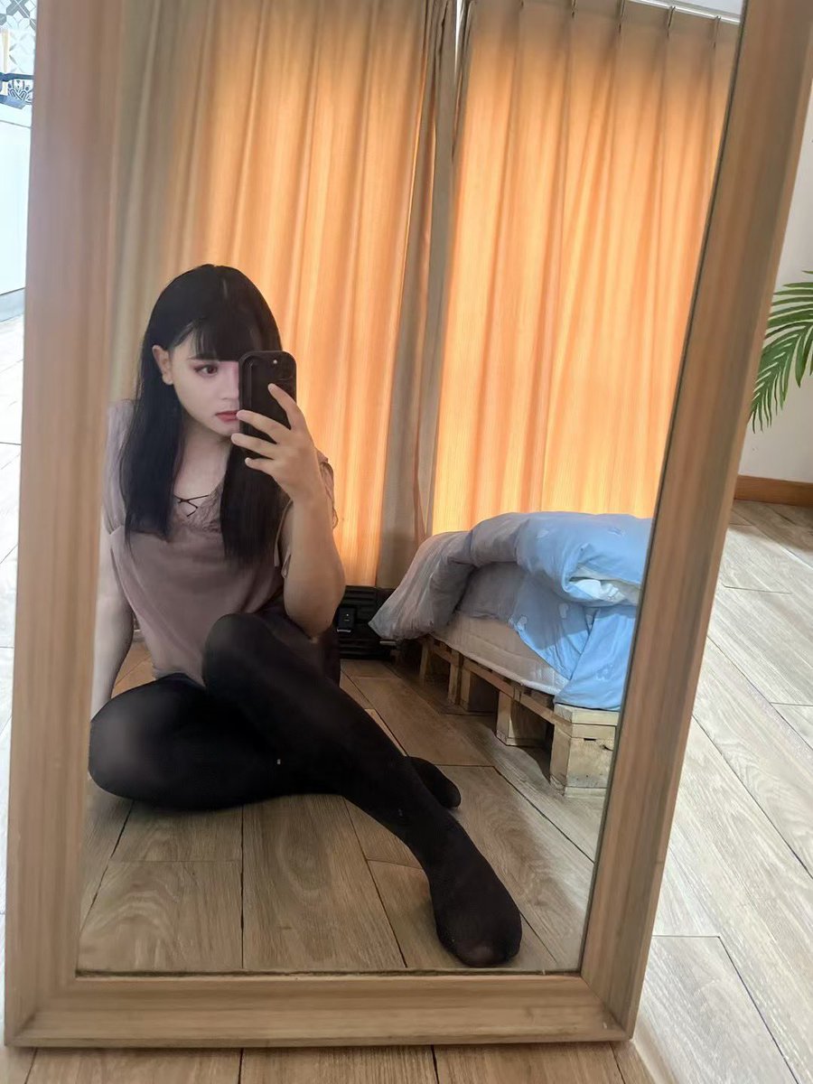 屋里光线暗淡 廉价的采光灯映着她柔和的侧脸线条 她低眉信手 一浅一深按压你躯体的肌肉 你卸下来防备 难得的享受了片刻的欢愉。
#济南cd #济南ts #济南伪娘 #济南线下