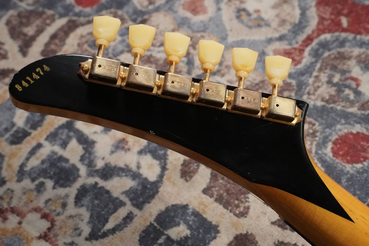 shima_shinjuku's tweet image. 【入荷情報】現地ギブソン・カスタムショップで買い付けたPSLオーダーモデルが入荷しました。今回はCollector’s Edition以来となる大変希少なマーフィーラボのコリーナ・エクスプローラー、しかもスティンガー仕様の激アツな1本です！

digimart.net/cat01/shop4944…

#Gibson #Gibson130