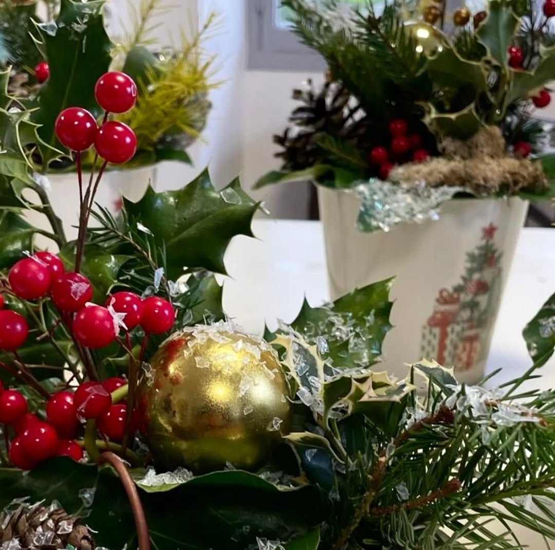 Noël solidaire 🎄

Les élèves de l'établissement salésien <a href="/CostaBeauregard/">Campus du Bocage - Lycée Costa de Beauregard</a> ont réalisé des décorations florales pour l'association Cantine savoyarde solidarité, afin que les accueillis aient une belle fête de Noël.