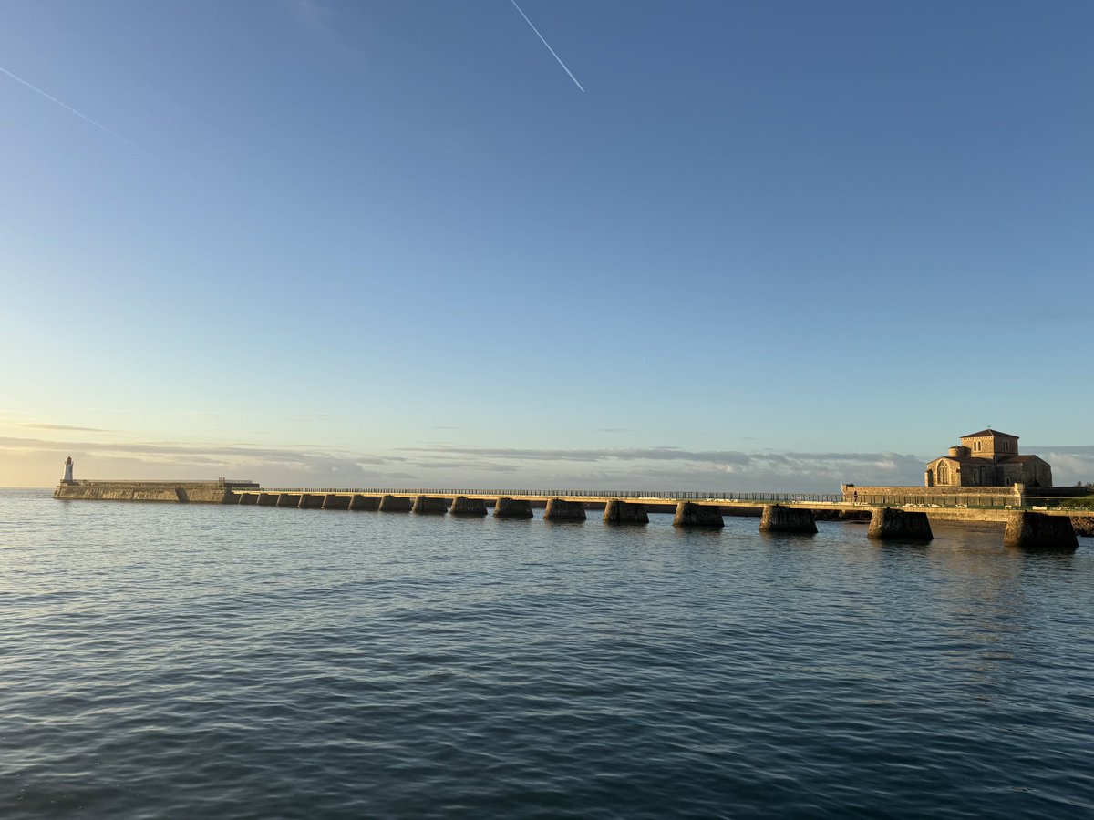 lessables's tweet photo. Ce matin aux Sables d’Olonne ✨
#FridayMorning #vendrediphotos #photooftheday #vendee https://t.co/rQkLf3bFUl