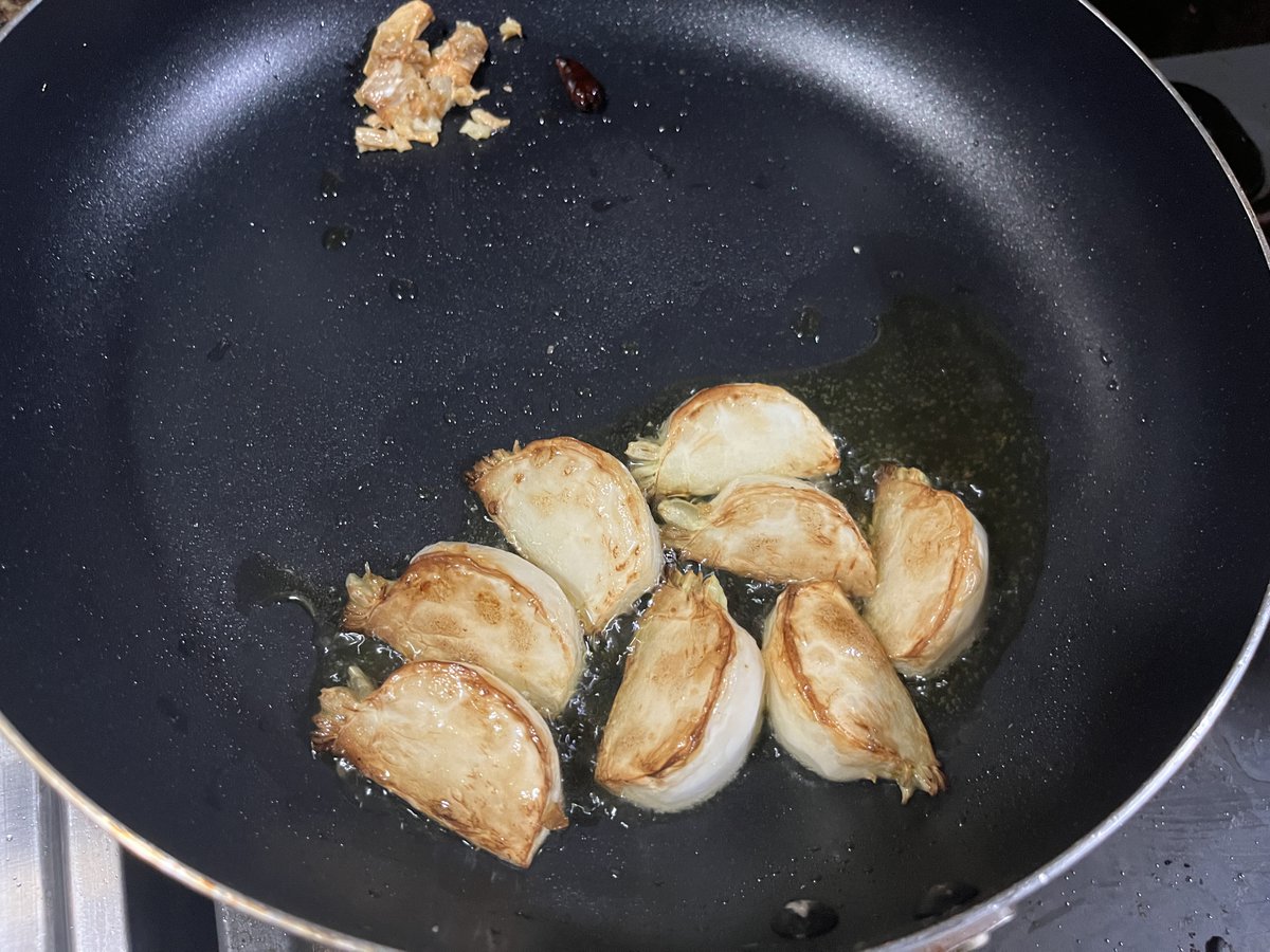 nowar1024's tweet photo. 冬のおすすめパスタ「蕪のアーリオーリオ」

じっくり蕪をソテーして甘みを引き出し���ゆで汁で煮込むように旨味を溶け込ませる。パスタと一緒に葉と茎、旨味の補強にバターとパルミジャーノを入れてしっかり合わせたら完成

じゅわっとした蕪にシャキシャの葉が良いアクセントに！天才的だ🤤🤤🤤 https://t.co/ymG1GKyHl3