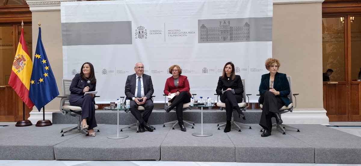 OEPM_es's tweet photo. Esta semana hemos celebrado nuestro bicentenario acompañados de grandes profesionales del ámbito de la #PropiedadIndustrial, tanto del sector público, como del privado. 
Te dejamos un enlace a la noticia donde te contamos todos los detalles de la jornada: https://t.co/4UPLLnBCf5 https://t.co/bodQUnbUdh