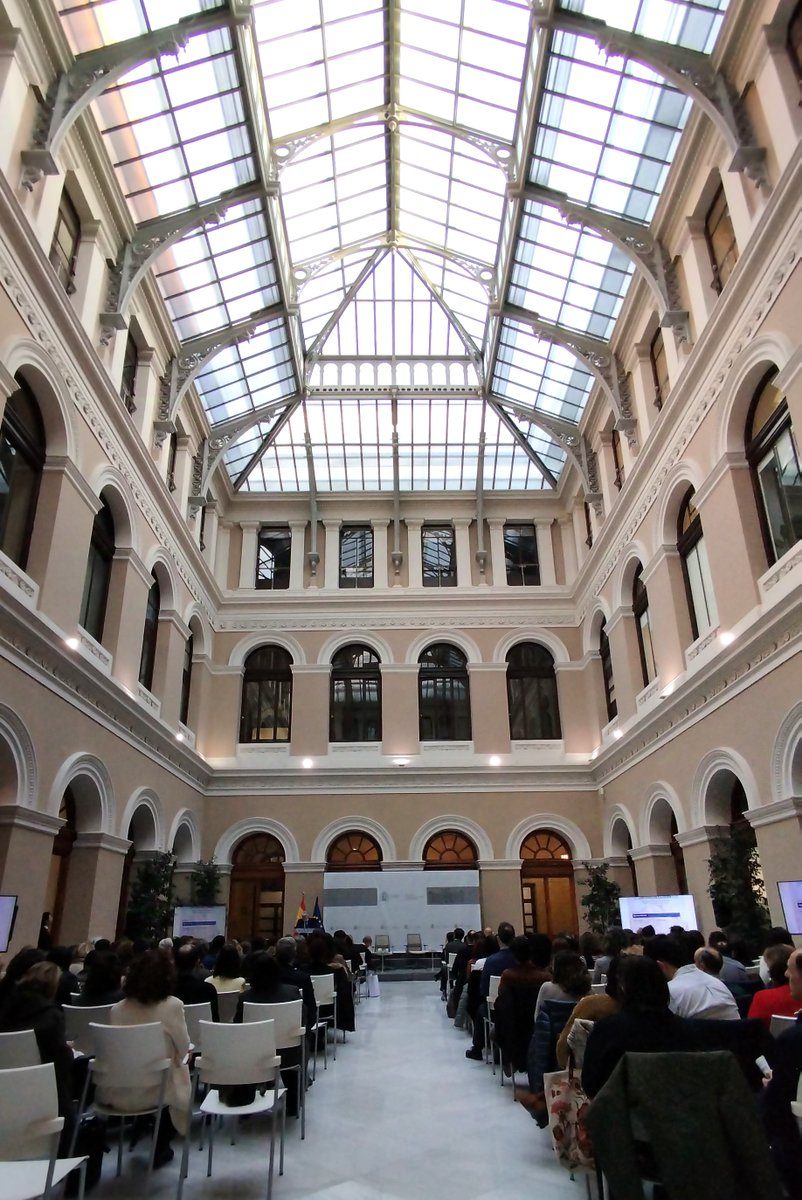 OEPM_es's tweet photo. Esta semana hemos celebrado nuestro bicentenario acompañados de grandes profesionales del ámbito de la #PropiedadIndustrial, tanto del sector público, como del privado. 
Te dejamos un enlace a la noticia donde te contamos todos los detalles de la jornada: https://t.co/4UPLLnBCf5 https://t.co/bodQUnbUdh