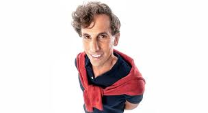 Este es Oscar Landa.   

- Un chaval pijo, de derechas, vasco, culto y maricón.  
- Apoyado por otro maricón y encima rojo

Lo tenía todo para no ganar un concurso en este país. 

El tipo que se ha llevado medio maletín es alguien del que no sabemos ni su apellido.

 #GHFinal