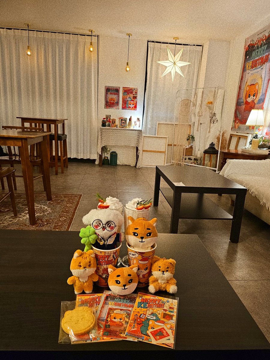 #해피_벌스데이_메리_케리스마스 
#MERRY_KERISTMAS 
이번 생카중에 젤 기대했는데 너무 귀엽고 꾸며놓은거보고 감동했습니당 크리스마스분위기 물씬 공간도 너무 편안한 분위기가 좋아요ㅎㅎ럭드 성냥당첨됐는데 신박한선물ㅎㅎㅎ잘먹고 놀다갑니다💫