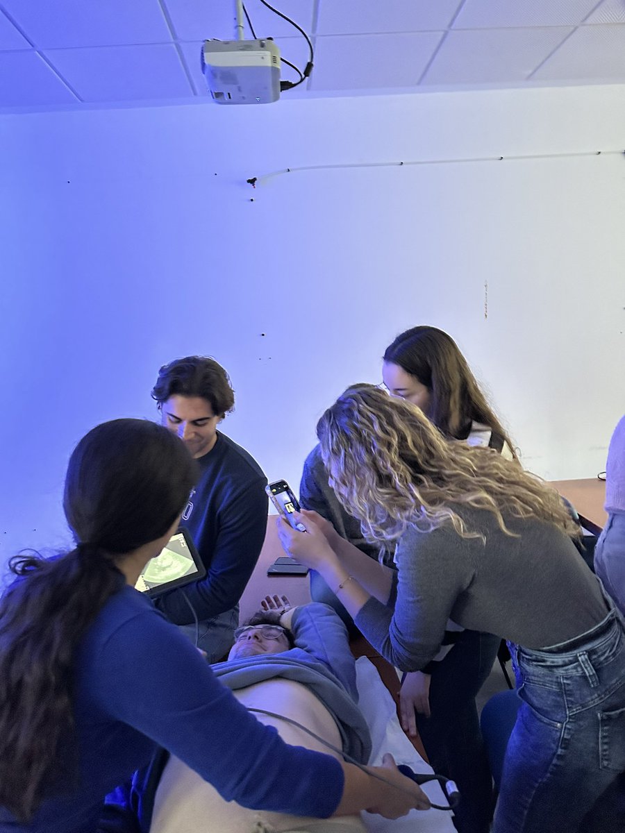 ErickMejiaCam's tweet photo. Último taller de ecografía clínica en el punto de atención #POCUS 2025 , alumnos de pregrado en medicina aprendiendo con ecógrafos con IA #KOSMOS@ #EchoNous, #MedicinaAB, Universidad de Castilla la Mancha Albacete. #UCLM.
Quinto pilar de la exploración física. https://t.co/ofy4IvrcR4