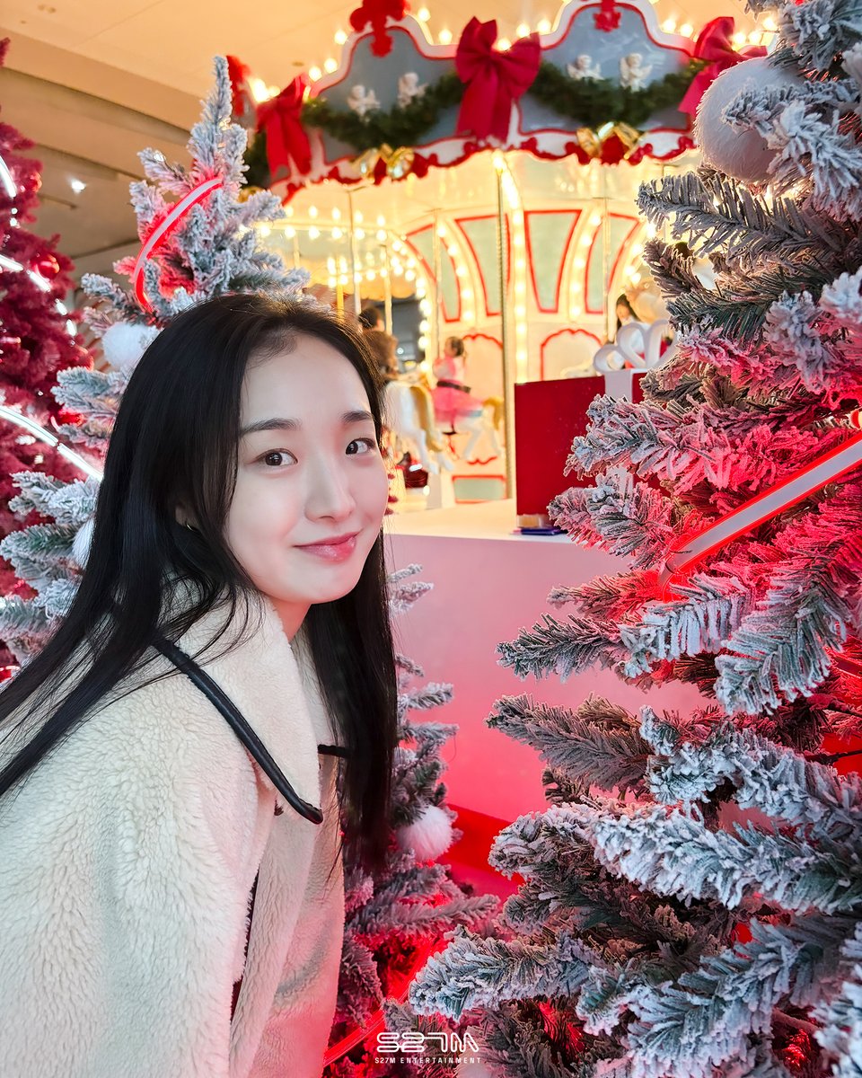S27M_official's tweet photo. 𝓜𝓮𝓻𝓻𝔂 𝓒𝓱𝓲𝓼𝓶𝓪𝓼🎅🏻
행복한 성탄절되세요♥️🎄

#한서울 #HanSeoUl
#S27M #에스이십칠엠 https://t.co/6SV1UD1p42