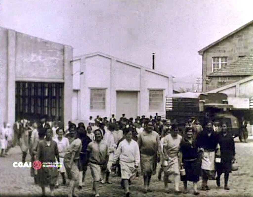 Saída das traballadoras da fábrica La Artística, Vigo.
📷 José Gil, 1928.
Eugenio Fadrique, fundador en 1906 de La Artística, encárgalle en 1928 ao director de cine José Gil a que vai ser a primeira película sobre o traballo industrial rodada en Galicia.
filmotecadegalicia.xunta.gal/es/filmes/tall…