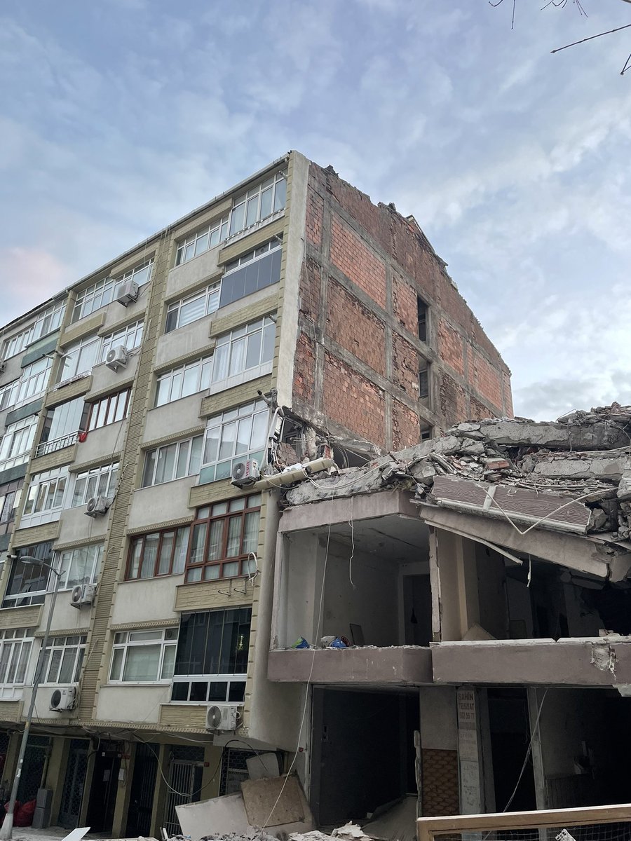 dtuyumet's tweet image. @tcbuyuksehir @Gungorenbld @murat_kurum @ekrem_imamoglu Güngören’de komşu apartmanın kentsel dönüşüm kapsamında hatalı yıkımından dolayı yaşanan çökmede binamız ağır hasar aldı. Eşyalarımız, hatıralarımız evlerde kaldı. #evlerimizdekieşyalarımızıistiyoruz
#hatıralarımızıistiyoruz