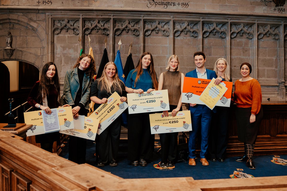 Op de uitreiking van de scriptieprijzen vielen drie #UGent'ers in de prijzen: Warre Demuynck, Sofie Lenders en Hanne Vermeire. Proficiat! ugent.be/nl/actueel/dez…