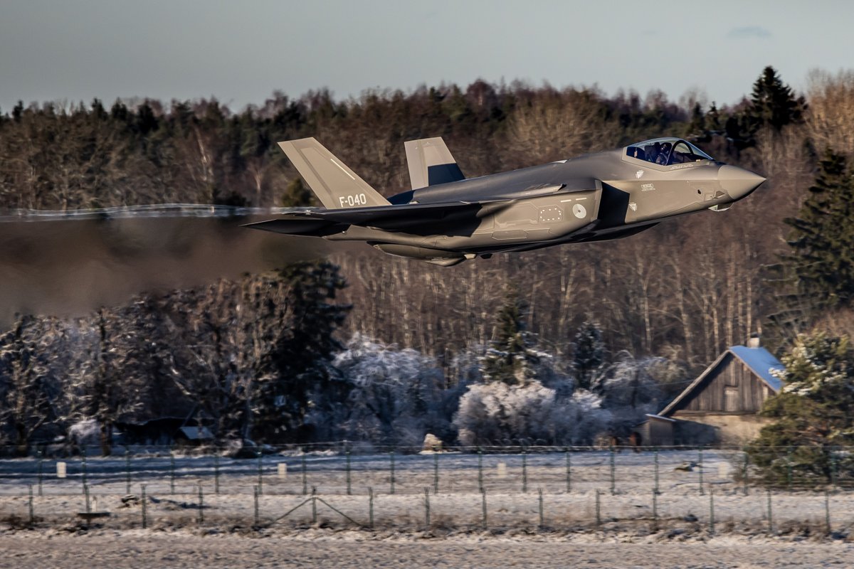 “Dat we direct konden laten zien waarvoor we hier zijn, werkt motiverend”  

Op Ämari Airbase wonen, slapen en eten de collega’s vlakbij de vliegtuigen. Hoe verliepen hun eerste weken in Estland voor de  NAVO-missie Air Policing? Lees het hier⤵️
magazines.defensie.nl/vliegendeholla…