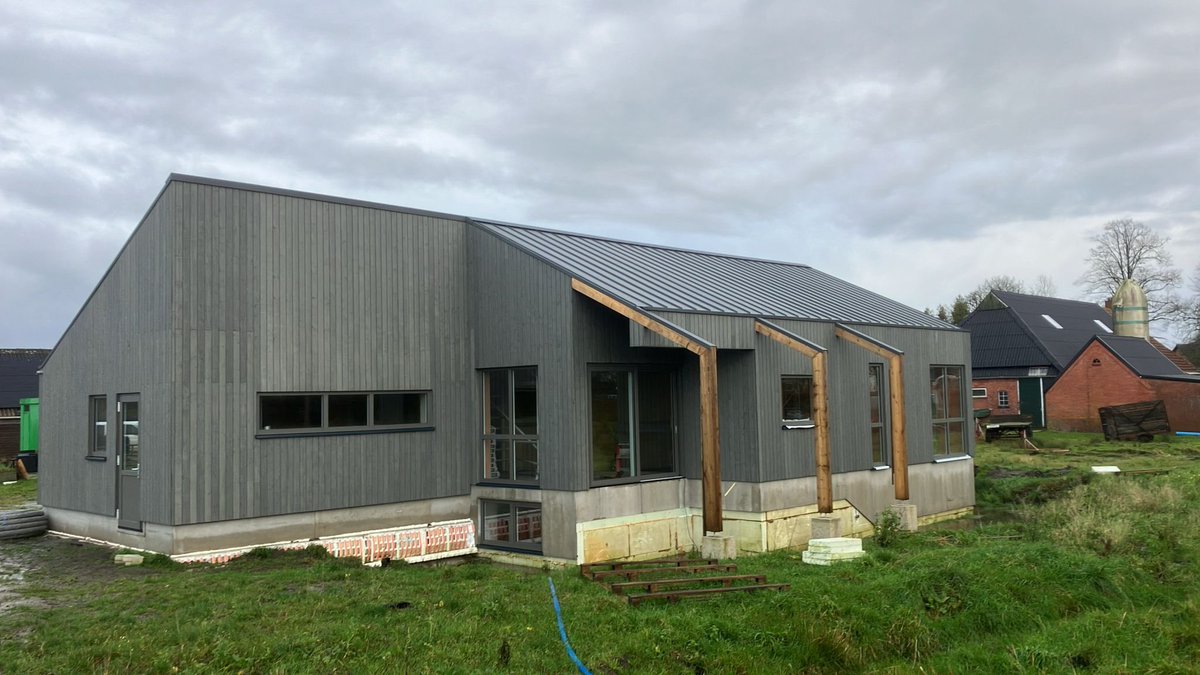 bbmarum's tweet photo. Schuurwoning met souterrain opgeleverd, ontwerp Architektengroep Roderveld. Als de opdrachtgever de tuin heeft aangelegd komt hij nog mooier uit! https://t.co/FoXMxuZyUx