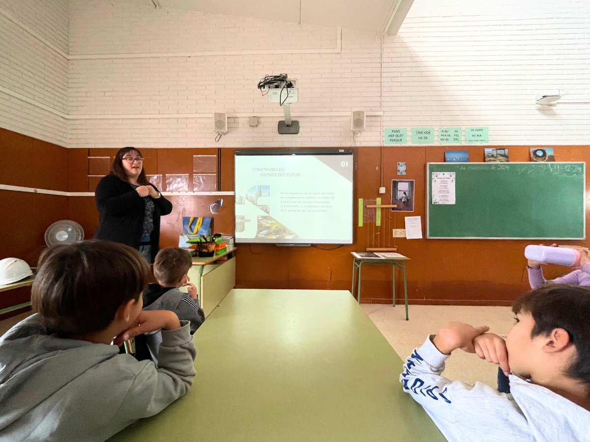 caateete's tweet photo. 📅 L'11 de desembre, Sara Gil, secretària de la junta de Govern, va anar a l’Escola Setze de Febrer dels Muntells, per fer una xerrada informativa a l'alumnat. ☝️Ets escola o institut? Vols que vinguem a donar a conèixer la nostra professió? Contacta!  #CATTE https://t.co/DZ7LKkrU4E