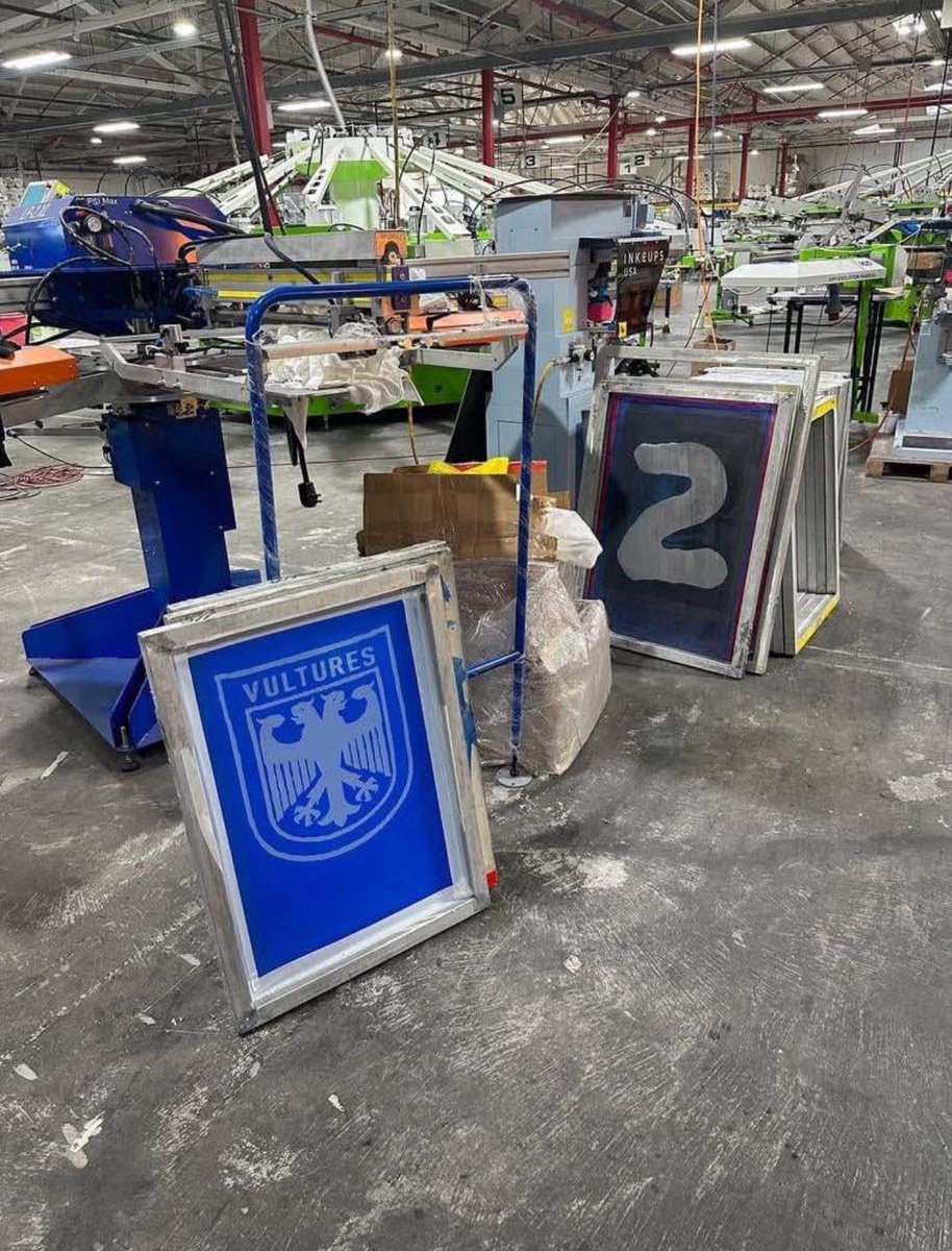 LAA are not selling or sending you old Yeezy stock. You are not getting stuff from 2020, they are *reproduced*. They’re lying to you, so if you want to buy just remember it’s reproduced merch. NOT from the old warehouses.