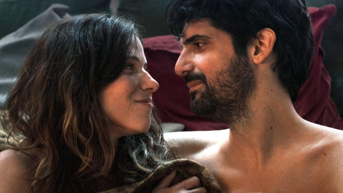 virginiagarzaB's tweet photo. Vista #LosAñosNuevos, se ha convertido en una de mis series del año. No solo por la química de los protagonistas y la intimidad que comparten –tan real que se queda contigo–, sino por todo lo que rodea a una relación y afecta a la misma 👇🏻 https://t.co/0SF5Qt8Lcq