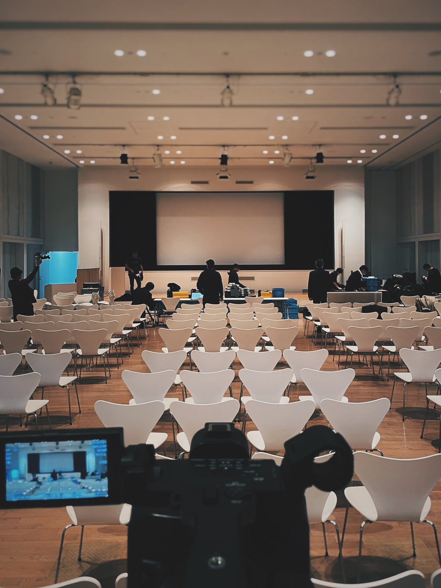 明日はNOT A HOTELデザインコンペティションの最終審査会。
「次世代のスーパースターをここから生み出す」という強い気概だけを頼りに、コンペ企画の経験が全くない中、チーム一丸となって手探りで準備を進めてきた。
NOT A