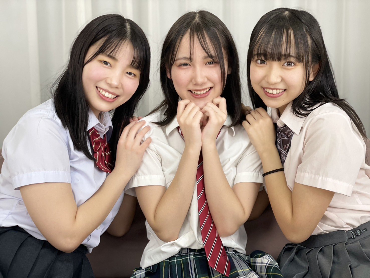 真ん中のピュア系JKがエチエチDVD発売