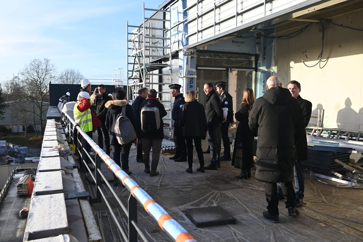 Prefet78's tweet photo. #Sécurité du quotidien | Ce matin, visite du chantier du commissariat du futur à Élancourt. 

🏢 Ce bâtiment, exemplaire sur le plan énergétique, sera doté des dernières innovations technologiques :
- Stand de tir virtuel 🥽
- Simulateur de conduite sous tension 🚔
- Robot d’accueil 🤖
- Bornes connectées pour porter plainte 📲

👮‍♂️👮‍♀️ Il accueillera 380 policiers issus des commissariats d’Élancourt, Trappes et Guyancourt, avec des infrastructures modernes pour optimiser les conditions de travail et le service à la population.

💡 Un projet visionnaire pour renforcer la sécurité urbaine et offrir un meilleur accompagnement des victimes.

🏗️ Démarrage des travaux : 2023
📅 Livraison prévue : 2025
💶 Budget : 25 M€ financé par l’État, la Région Île-de-France, le Département des Yvelines et la CASQY.

Le préfet des Yvelines était accompagné d'Aude Plummeau, directrice de cabinet et reçu par Jean-Michel Fourgous, président de la communauté d'agglomération de @sqy.  Étaient également présents Stéphanie Cherbonnier, Directrice nationale adjointe de la sécurité publique, Christophe Aumonier, directeur-adjoint de l'innovation, de la logistique et des technologies et Carlos Goncalves, sous-directeur construction, à la @prefpolice. 

#Sécurité #Innovation #Yvelines #PoliceNationale