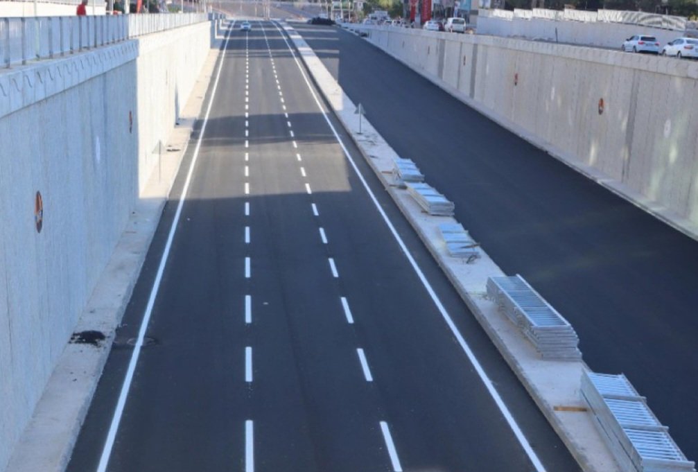 Şanlıurfa Diyarbakır yolu üzerinde, Karayolları tarafından ihale edilip yapımı tamamlanan ve kullanıma açılan Balıkayağı Köprülü Kavşağının yol döşeme asfaltı sökülüyor yerine yenisi yapılacak.

Sökülen asfaltın iki üç ay önce serildiğini söylesem yorumunuz ne olurdu?

#sanliurfa