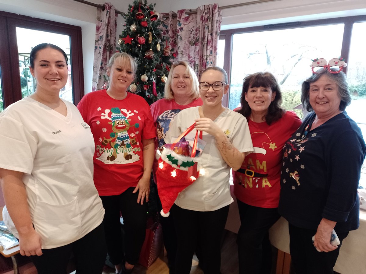 reachincarts's tweet photo. Ashgrove House care home are amazed over with our art groups magic hat of good wishes #christmas2024 #carehomesuk #artsforall #ChristmasCheerIsHere https://t.co/DfQX1HxcJx