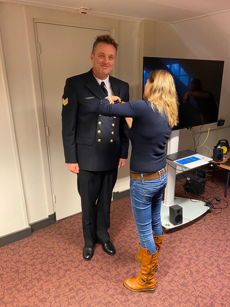 gkjw's tweet photo. 24 jaar is voorbij gevlogen. Het begon op de van Kinsbergen als matroos nautische dienst en 24 jaar later SMJR BDA bij het media centrum defensie. Hij lag al een maandje in de la maar gisteren dan toch zilveren medaille gekregen. https://t.co/dGTHkXlTv0