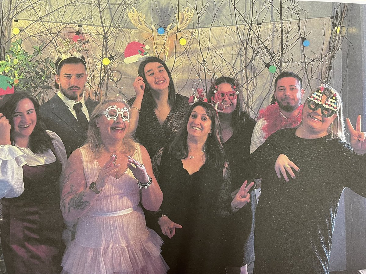 Aujourd’hui et hier, moment de partage et de convivialité au collège avec un délicieux repas de Noël ! Un grand merci à l’équipe de restauration pour ce festin, et bravo à nos élèves pour l’esprit festif et chaleureux #vivreEnsemble
Joyeuses fêtes à tous
<a href="/aclimoges/">Académie de Limoges</a> <a href="/Dsden23/">DSDEN de la Creuse</a>