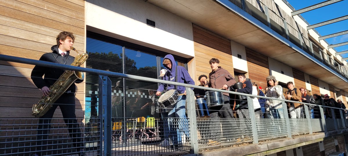 Cette semaine le lycée Philippe Lamour organisait sa semaine des Arts, avec chaque jour des évènements sur la musique, le cinéma, le théâtre... Merci aux élèves,  aux personnels de l'établissement et aux professionnels qui ont participé à ce bel évènement.