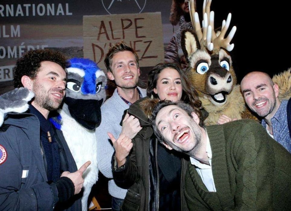 azurthedragon's tweet photo. AoiKitsune et moi avec le reste de l'équipe du film Babysitting lors de l'avant première mondiale au Festival du film de l'Alpe d'Huez #FursuitFriday #fursuit #Prancer #reindeer https://t.co/pMN0LGgac9