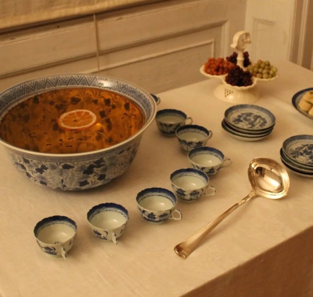 Riversdale1801's tweet photo. Punch was a popular refreshment at early 1800s holiday events like balls, suppers, &amp; game or card nights.

Try your hand at Martha Washington's Rum Punch: https://t.co/D7201CE5c0 

#historichouse #historicrecipes #housemuseum #rumpunch #historicfoodways #museumcollection https://t.co/XZgo5CeEpO