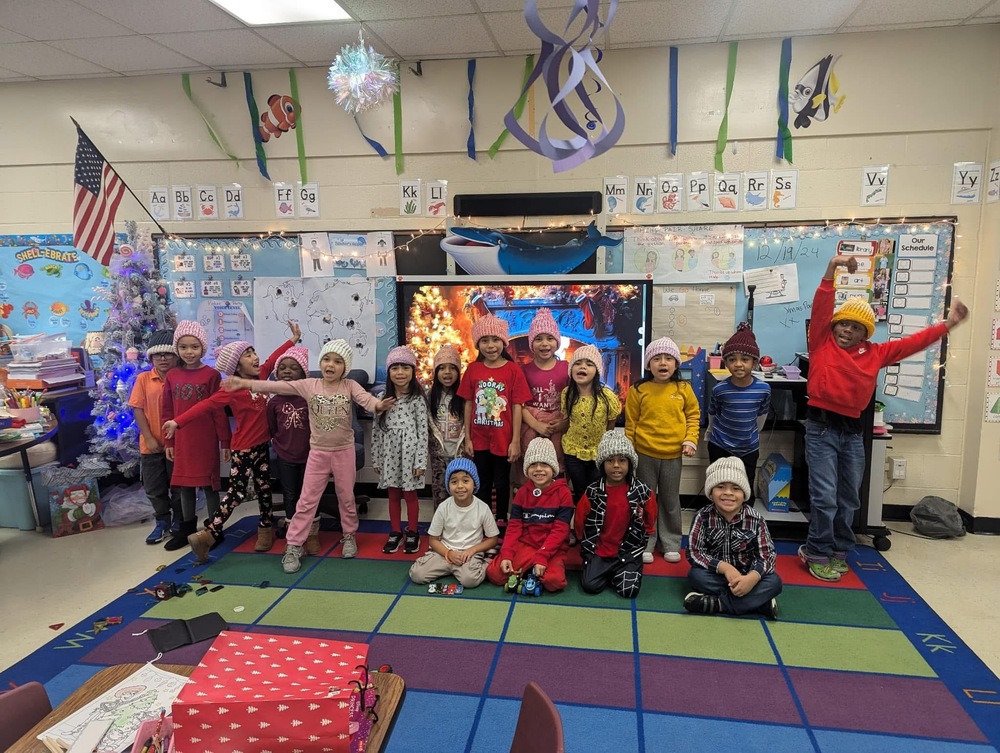 Community knits hats for Peterson Elementary kindergarten students robeson.k12.nc.us/o/robeson/arti…