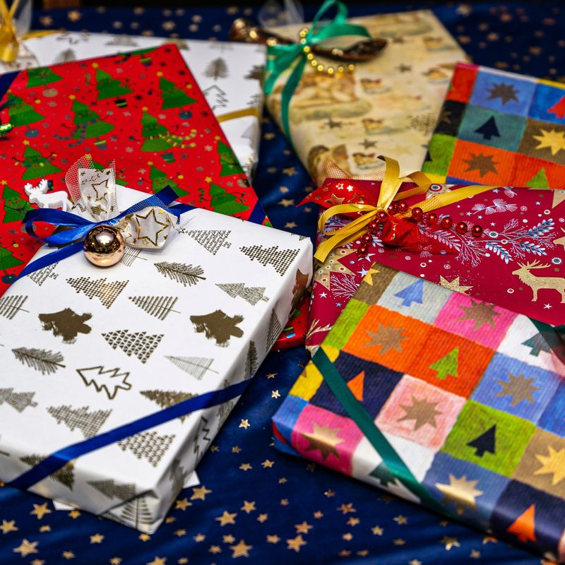 Like us, have you still got wrapping up to do?! Don't forget that you can take your gifts to be wrapped up for a donation until Tuesday 24 December with:

🎁 St Michaels Hospice at Festival Place, next to Iceland
🎁 Shopmobility at The Malls Shopping Centre (pictured)