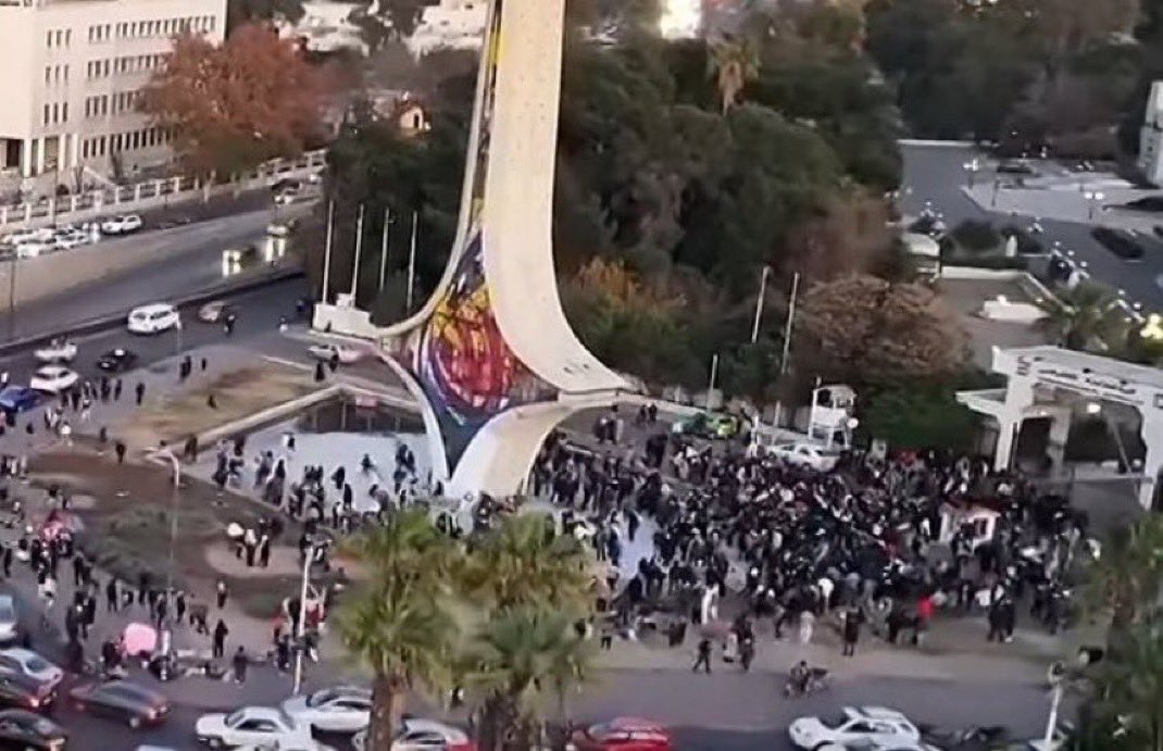 شبيحة نظام الأسد البائد  يطالبون بحكم علماني ديمقراطي.
لماذا لم تعبرو عن رئيكم طيلة 54 سنه؟
لا يأبون إلا أن تكون حريتهم مقيده وعبيد للبوط العسكري