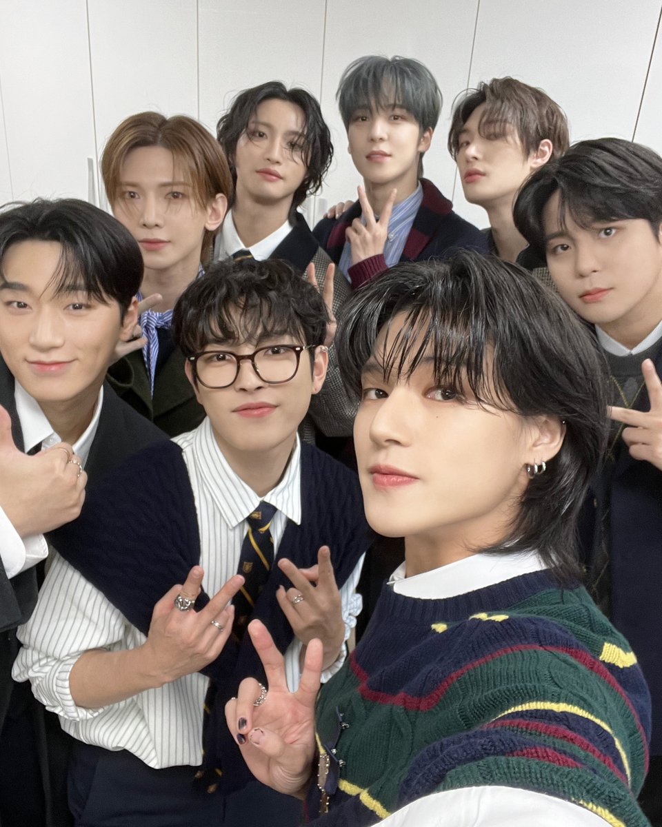 [📷] #오늘우리학교는 Behind Photo

안양문화고등학교에 깜짝 등장해
멋진 무대와 반전 매력으로
모두에게 행복을 아낌없이 선물한 날💗🎁

#ATEEZ #에이티즈