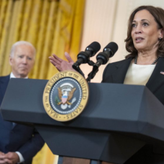 HustleBitch_'s tweet photo. 🚨 #BREAKING: KAMALA HARRIS BECOMES FIRST FEMALE PRESIDENT OF THE UNITED STATES

⚠️ Speculations are swirling that they’re planning on invoking the 25th amendment to make Kamala Harris President for 30 days.

⚠️Why else would Biden be rushed to the White House late in the middle of the night?

⚠️Why else would Kamala Harris cancel her trip to California and immediately be sent back to DC?

Is this the conspiracy theory of Kamala Harris becoming the first female President of the United States about to become a reality today?