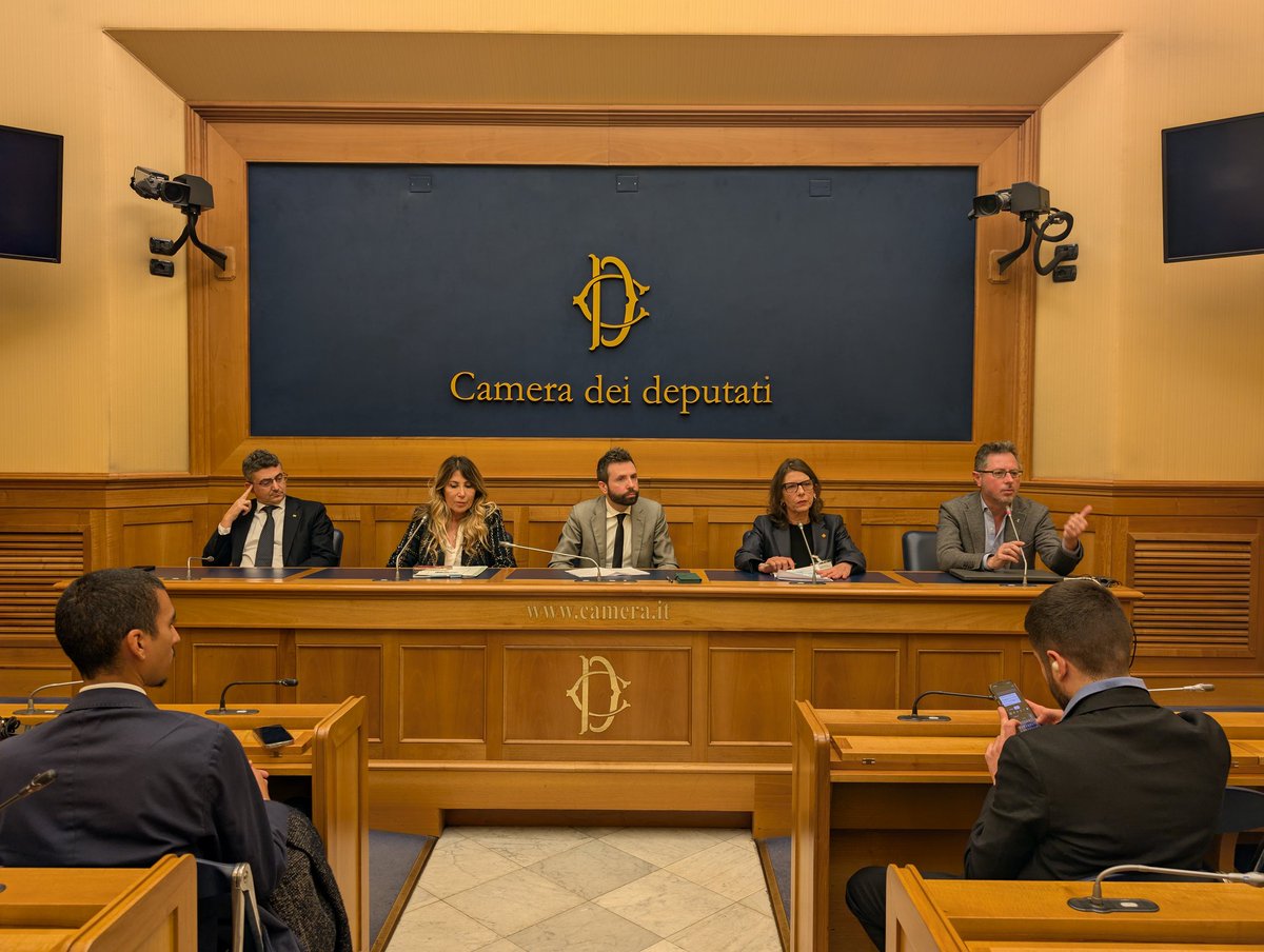 Europa Verde - Verdi (@europaverde_it) on Twitter photo 🎇 🚫Segui la diretta: Stop ai botti di Capodanno, la nostra proposta di legge webtv.camera.it/evento/27001
<a href="/DevisDori/">Devis Dori</a>
<a href="/lav/">Brian Lavery - lavery.bsky.social</a>
<a href="/patriziaprestip/">Patrizia Prestipino</a>
<a href="/NotizieFrance/">Francesco Borrelli</a>
<a href="/AleCaramiello/">Alessandro Caramiello</a> 🎇 🚫Segui la diretta: Stop ai botti di Capodanno, la nostra proposta di legge webtv.camera.it/evento/27001
<a href="/DevisDori/">Devis Dori</a>
<a href="/lav/">Brian Lavery - lavery.bsky.social</a>
<a href="/patriziaprestip/">Patrizia Prestipino</a>
<a href="/NotizieFrance/">Francesco Borrelli</a>
<a href="/AleCaramiello/">Alessandro Caramiello</a>