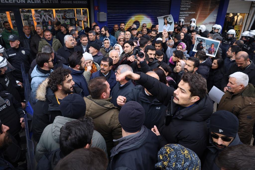ciwanacuma's tweet photo. #Lezgîn 
Dewleta tirk a faşîst rojnamevana dike hedef û dixwaze dengê rastiyê bigre...
Lê hun nikarin me tune bikin..
Li bakurê kurdistanê rojnamevan dema ji bo hevalên xweyî şehîd daketin qadan hatin bin çavên kirin https://t.co/Y0BwN8L1sd