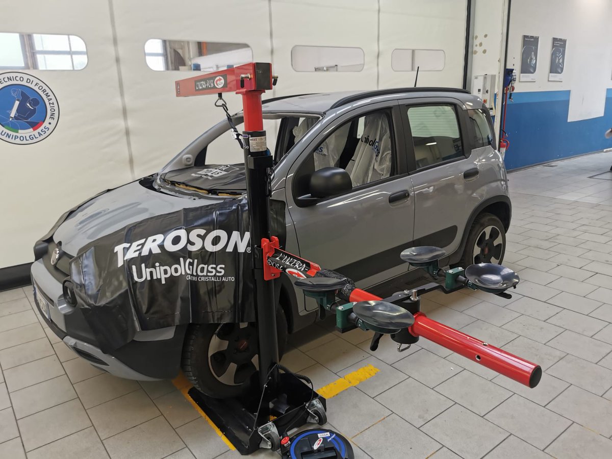 UnipolGlass's tweet photo. Ieri si è svolta una giornata di formazione dei tecnici UnipolGlass che hanno appreso di più sul funzionamento dell'apparecchio elettronico per la riparazione automatica dei parabrezza scheggiati. 
#UnipolGlass #centricristalliauto #riparazioneparabrezza #elettronica #avanguardia https://t.co/XVZzzSwB8d