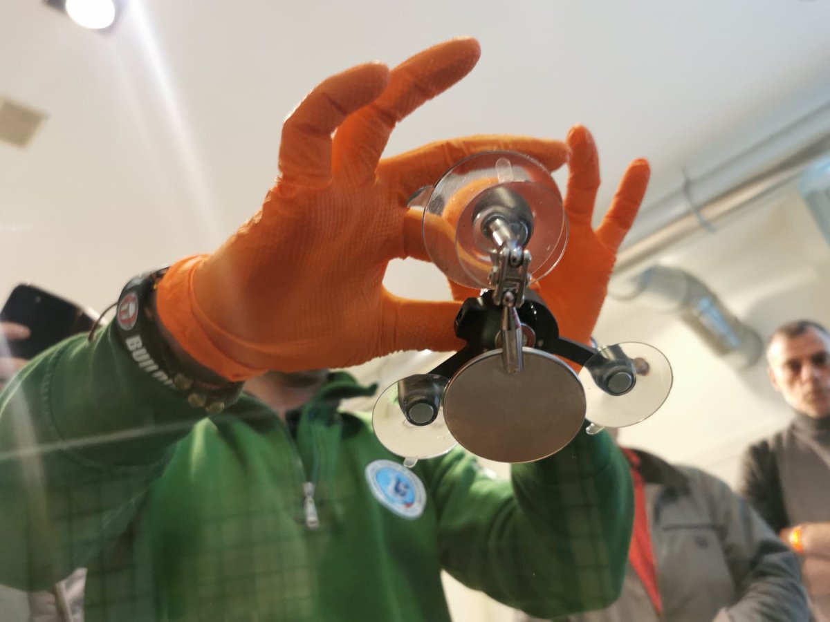 UnipolGlass's tweet photo. Ieri si è svolta una giornata di formazione dei tecnici UnipolGlass che hanno appreso di più sul funzionamento dell'apparecchio elettronico per la riparazione automatica dei parabrezza scheggiati. 
#UnipolGlass #centricristalliauto #riparazioneparabrezza #elettronica #avanguardia https://t.co/XVZzzSwB8d